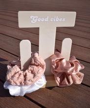 Load image into Gallery viewer, Personalised Sand Scrunchie Stand
